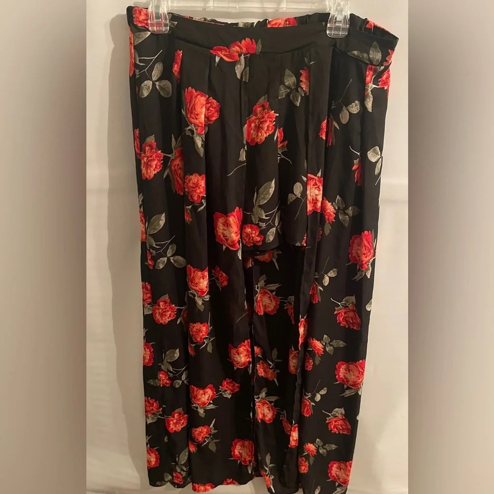 NWT Rue21 Rose Print Hi Lo Skort